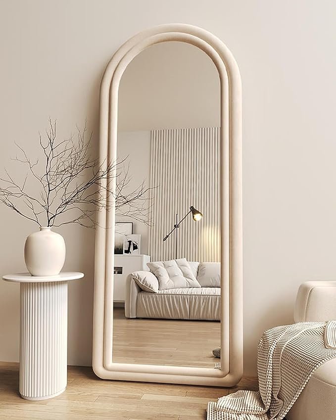 Los espejos no son simplemente accesorios funcionales, sino aliados estéticos que pueden transformar por completo la apariencia de tu dormitorio. Estos elementos reflectantes no solo añaden profundidad y luminosidad al espacio, sino que también ofrecen una gama de beneficios estéticos. Descubre el potencial de tener un Espejo para Dormitorio.