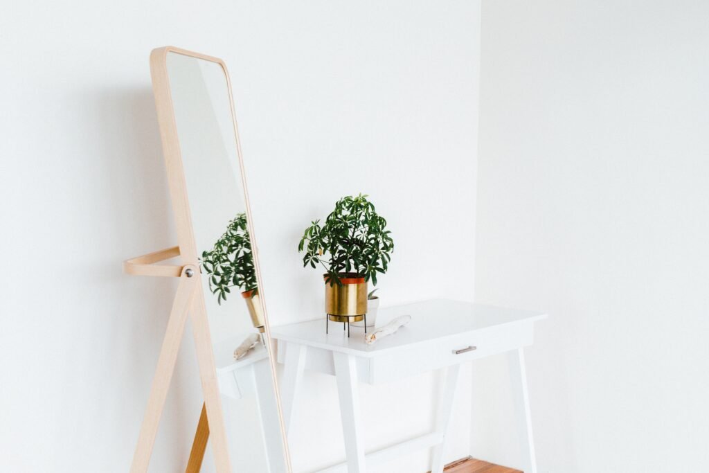 Destacando tus Elementos Decorativos:
Los espejos, lejos de ser simples elementos, pueden convertirse en protagonistas destacados en tu decoración. Colócalos estratégicamente frente a piezas de arte, lámparas u otros elementos decorativos para añadir profundidad y estilo. Este toque sutil potenciará la belleza de tus objetos favoritos.