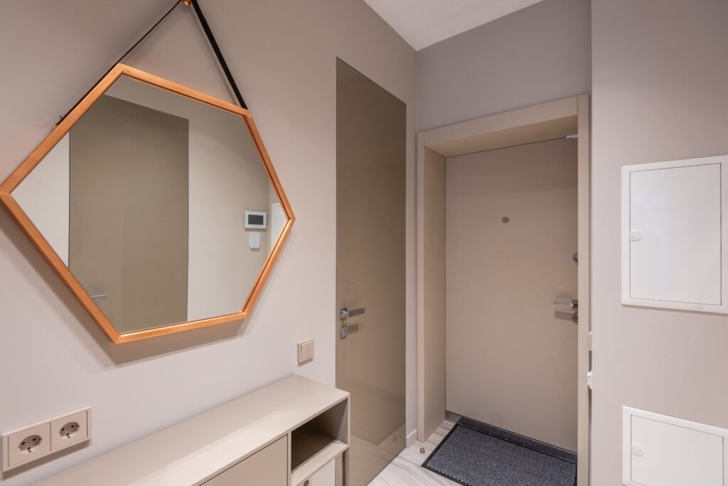 Para añadir un toque de glamour, opta por Espejos para Dormitorio con marcos decorativos que complementen la estética general de tu dormitorio. Desde diseños modernos y minimalistas hasta estilos vintage y ornamentados, hay una amplia variedad para adaptarse a cualquier gusto.